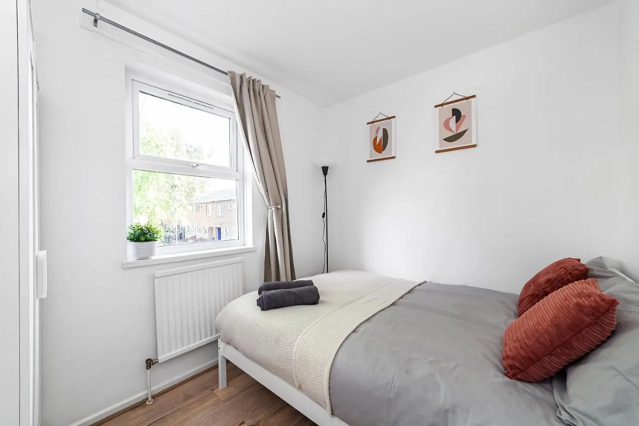 Arte Stays - 3-Bedroom Bright House London, Haggerston, Garden, Parking, 8 Min Walk To Haggerston Station, Weekly Or Monthly Stays, Serviced Accommodation - 7 Guests Сasa de vacaciones Londres