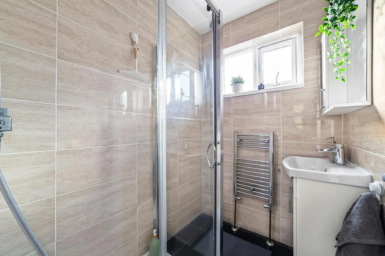 Arte Stays - 3-Bedroom Bright House London, Haggerston, Garden, Parking, 8 Min Walk To Haggerston Station, Weekly Or Monthly Stays, Serviced Accommodation - 7 Guests